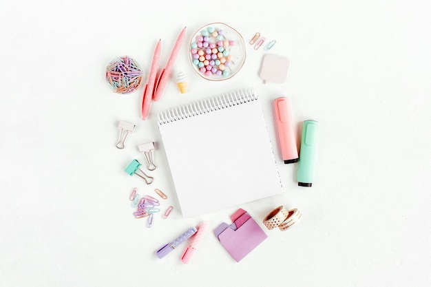 Zestawy płasko ułożone na stole